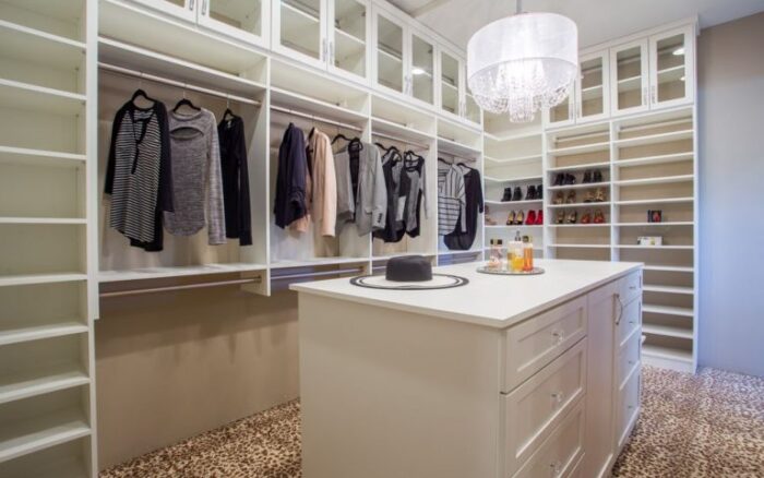 luxurious white walk in Phoenix 768x511 1